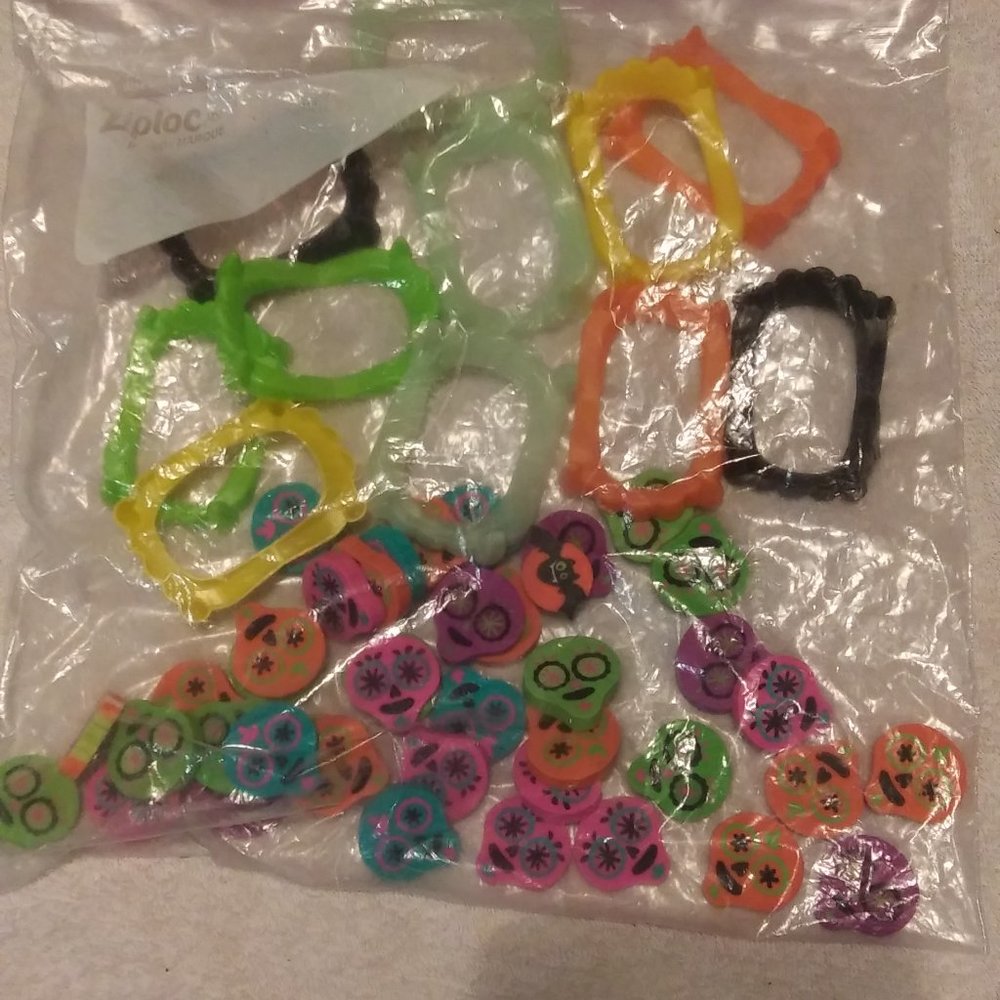 Vintage Halloween lot of mini erasers / 11 plastic vampire teeth. Aliens, alien